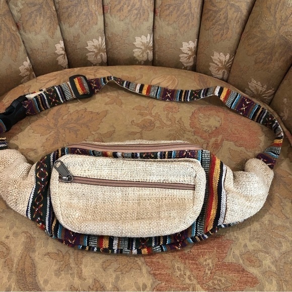 No brand Tribal print and burlap Fanny pack. Adjustable strap. 3 compartments. - Picture 2 of 12